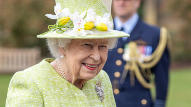 Queen Elizabeth Ii S Maskless Appearance At Raaf Centenary Marks Her Reemergence In Public Life