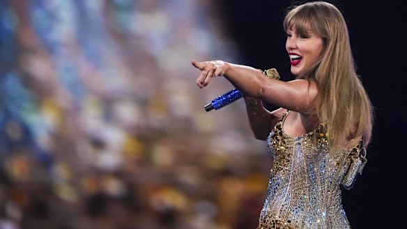 Taylor Swift helped Victoria Devine through a difficult pregnancy.