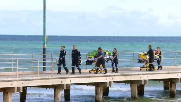 Police are looking for a speedboat driver who struck and killed a scuba diver in Port Phillip Bay. 