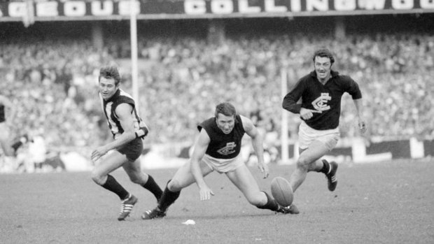 Richardson of Collingwood in action against Nicholls and Silvagni of Carlton during the 1970 Grand Final.