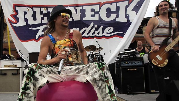 Kid Rock performansta kapsayıcı pazarlamaya karşı agresif bir duruş sergiledi.