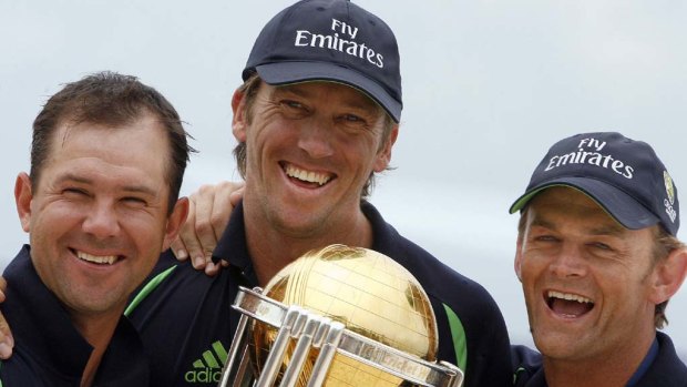Glenn McGrath (centre), with Adam Gilchrist (right) and Ricky Ponting holding the World Cup trophy in 2007.