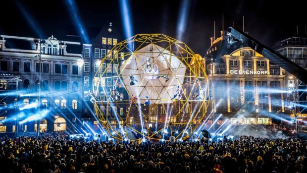 Amsterdam street theatre troupe Close-Act is performing ''Globe'' at White Night this week.