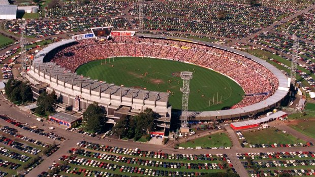 The last game at Waverley Park in 1999 pitted the Hawks against the Swans in front of a capacity crowd of 72,130. 