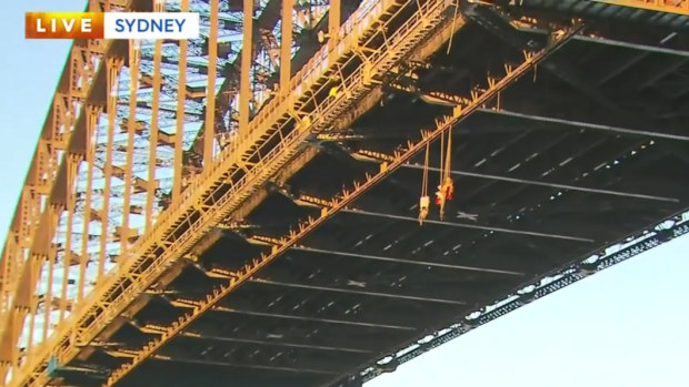 Greenpeace activists occupy Sydney Harbour Bridge