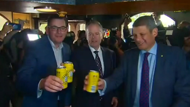Bracks and Andrews share a beer at Bob Hawke's old watering hole