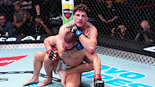 (R-L) Quillan Salkilld looks for a submission against Mateusz Gamrot.