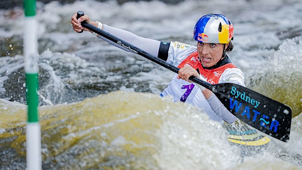  Jessica Fox wins the  women's canoe final.