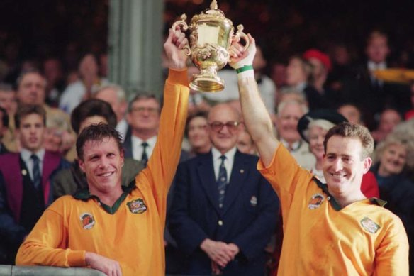 Nick Farr-Jones and David Campese with the World Cup in 1991.