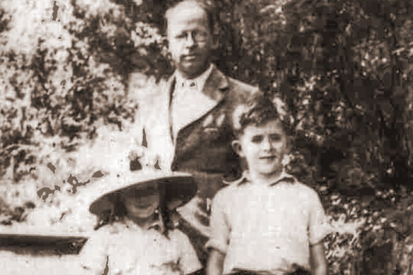 Captain  Oakeshott with children, Elizabeth (Betty) and Robert (Bob) in 1939. 