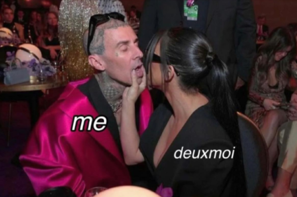 A meme of Kourtney Kardashian and Travis Barker from celebrity gossip Instagram account DeuxMoi.