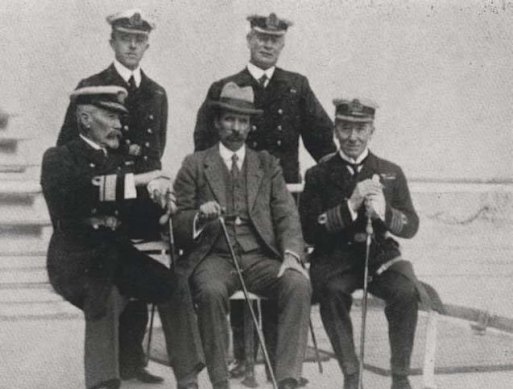 Senator George Pearce (centre), wartime minister for defence.