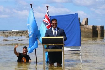 Tuvalu Dışişleri Bakanı Simon Kofe, yükselen denizlerde duran ve 1,5 derecelik ısınmanın ötesinde kaybolabilecek adasını tehdit eden COP26'ya hitap ediyor.