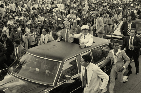 President Jimmy Carter and Panama’s General Omar Torrijos wave to Panamanians in 1978.