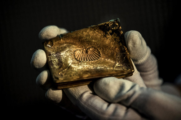 A gold tobacco box from the 1804 shipwreck Nuestra Senora de las Mercedes in Mardid in 2012.
