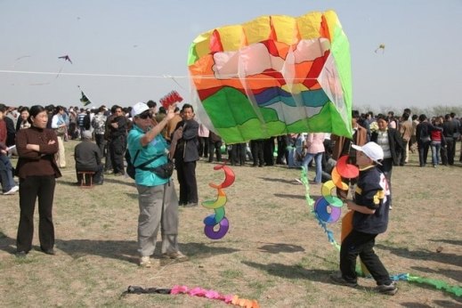 Jo Baker’s mother Margaret Phillips and Jo’s son Brett Baker, then aged 10, in China in 2005, launching the kite that won Jo the world championship for soft kites.