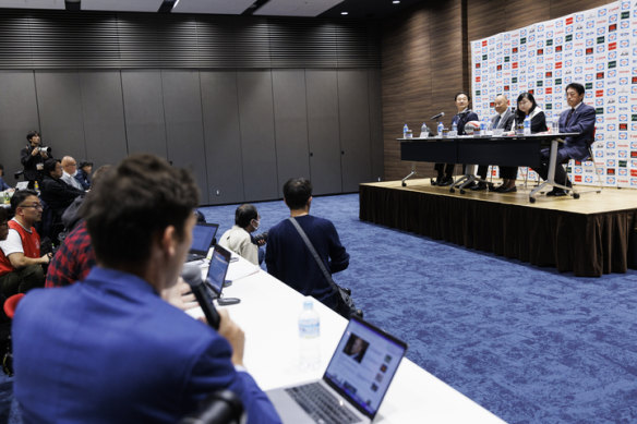 The Herald’s Tom Decent asks a question of Eddie Jones at his press conference in Tokyo on Thursday. 