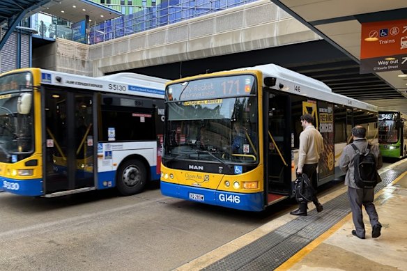 Os ônibus eram de longe o meio de transporte público mais popular, sendo o M2 a rota de ônibus mais popular em Brisbane. 