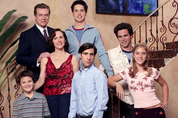 Chris McDonald as Ted, Jake Sandvig as Preston, David Walton as Liam, and (bottom row from left) Bret Loehr as Tanner, Molly Shannon as Lesley, Jason Schwartzman as Ben and Caitlin Wachs as Chloe in Mike White’s shortlived sitcom Cracking Up.