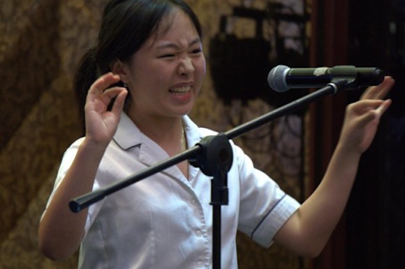 Jio Yim, retratado em uma competição internacional de oratória, ficou em primeiro lugar na Extensão 1 de Inglês. 