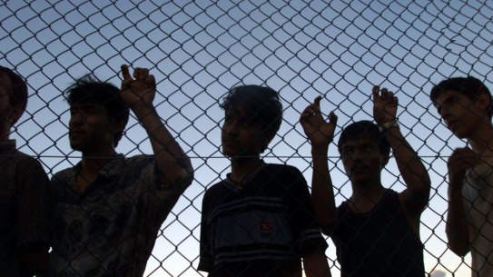 UN refugee agency calls for mass evacuation of asylum seekers on Nauru and Manus