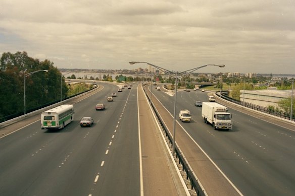 Kwinana Freeway south from the Mount Street bridge in Perth in 1985.