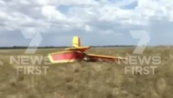 Pilot dies after light plane crashes in central Queensland paddock