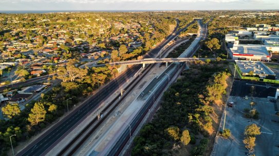 Mitchell Freeway southbound at Hodges Drive.