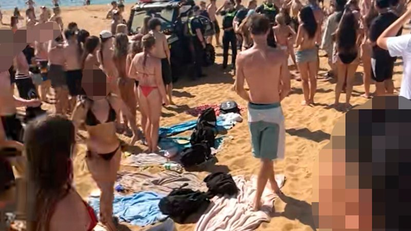 Teens clash with police on popular beach after storming Mordialloc supermarket
