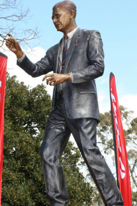 The statue of Norm Smith at the MCG.