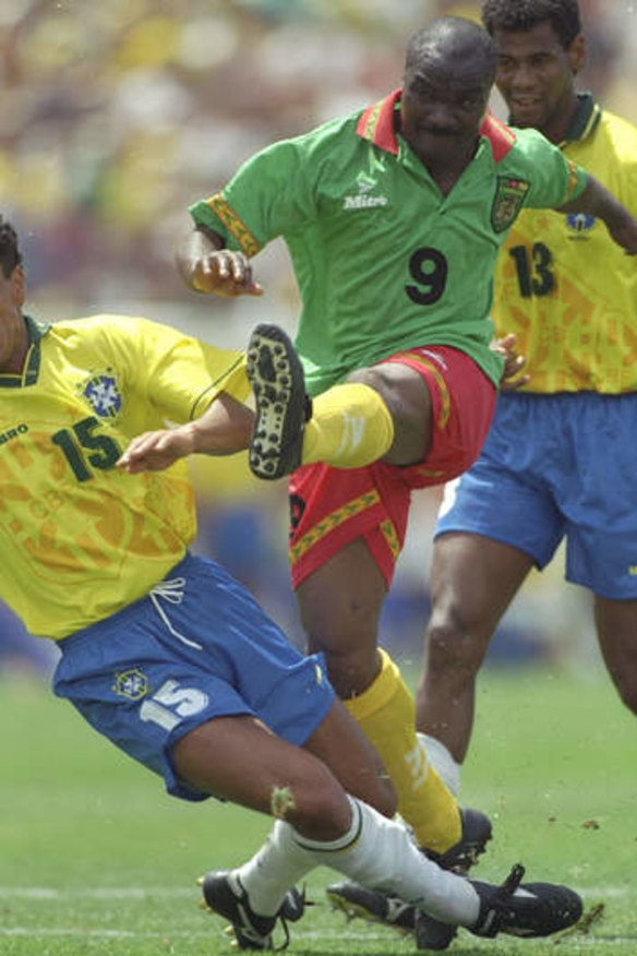 Roger Milla, dos Camarões, jogando durante a Copa do Mundo de 1994.