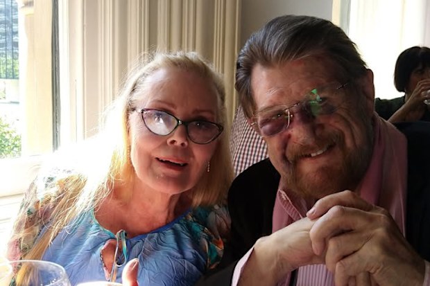 Derryn Hinch reveals injury in Christmas photo