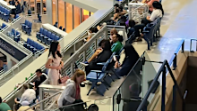 Spectator @katticuspfinch captured an “influencer light” in action during a game.