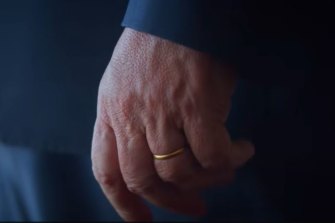 鏡頭停留在莫里森的結婚戒指上，因為他已婚，而艾博年未婚。