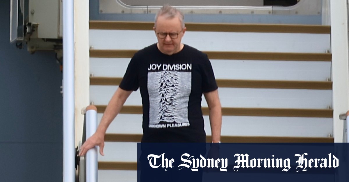 Ley attacks PM’s Joy Division shirt over antisemitic connotations