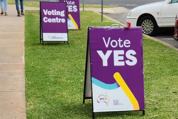 Yes23 campaign signs alongside official AEC signs in the regional Victorian town of Mildura.