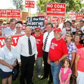 Liberals Chris Hartcher, centre left, and former Premier Barry O'Farrell, centre right, rallied against the Wallarah coal mine on the Central Coast in 2009.
