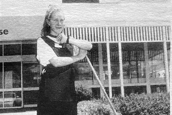 An article in Ballarat newspaper The Courier pictured me at work at the Shell Roadhouse.