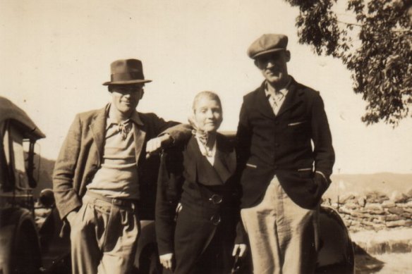 Norman Dillon (left) with his parents before the outbreak of World War II.