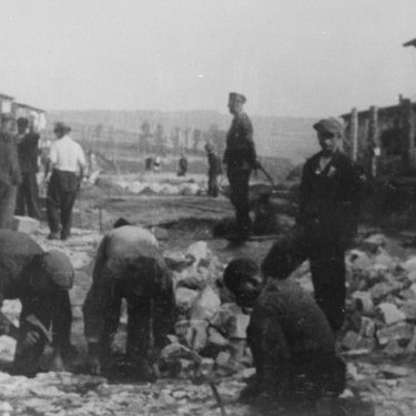 Forced labour in Janowska concentration camp.