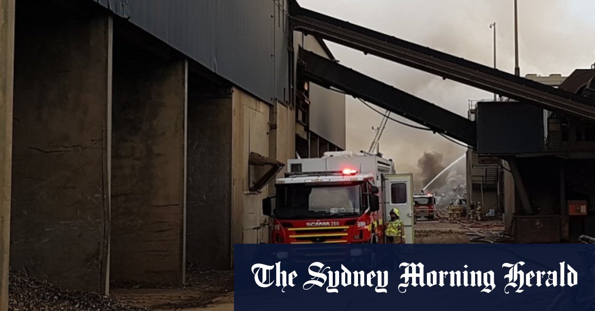 Residents urged to stay inside after second industrial blaze in Laverton North in a week - Vimarsana News