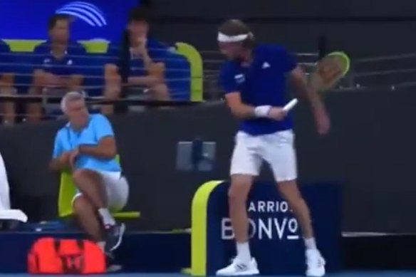 Stefanos Tsitsipas feriu acidentalmente seu pai, treinador, Apostolos Tsitsipas, ao acertar sua raquete durante a Copa ATP de 2020.