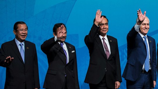 Threatened to ‘beat up’ protesters ... Cambodian Prime Minister Hun Sen, among leaders including then Australian prime minister Malcolm Turnbull, in the ASEAN “family” photo for the 2018 summit in Sydney. 