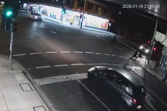 O ute faz meia-volta enquanto o grupo atravessa a estrada freneticamente. 