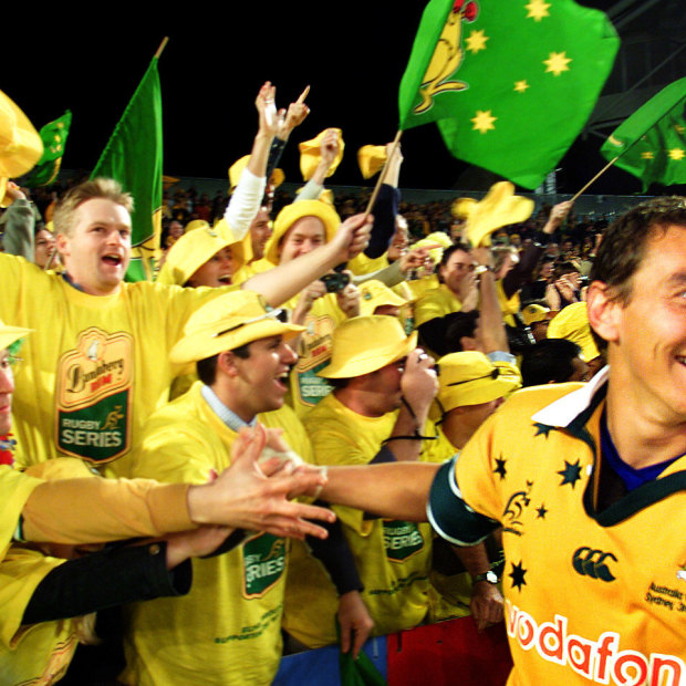 Matt Rogers célèbre la victoire de l'Australie à Sydney en 2002. 