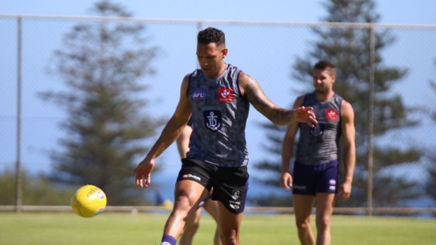 Ross Lyon has called on another AFL club to pick up injured Docker Harley Bennell.