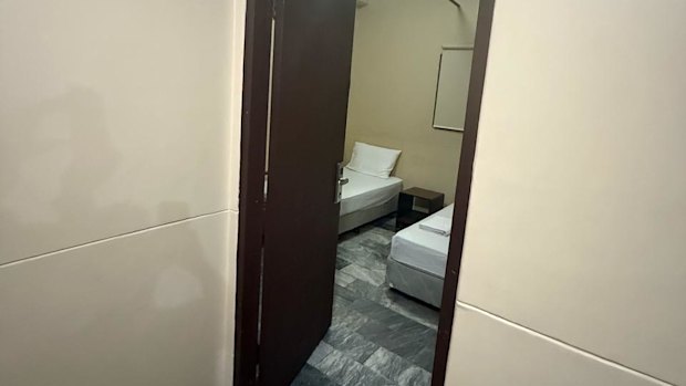 Le camere dell'hotel possono essere prenotate online per soli $ 22 a notte.