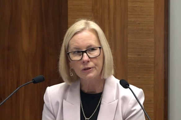 La directora de adquisiciones del Departamento de Transporte y Carreteras Principales, Deanne Hawkswood, dijo que estaba aterrorizada durante una tensa reunión con ejecutivos de CFMEU Queensland.