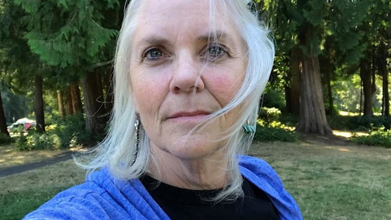 Skeptik razkriva, kako mediji, kot je John Edward, izkoriščajo žalujoče za finančno korist