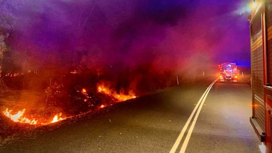 The firefront at the town of Jimna in Queensland's Somerset Region, directly west of the Sunshine Coast.